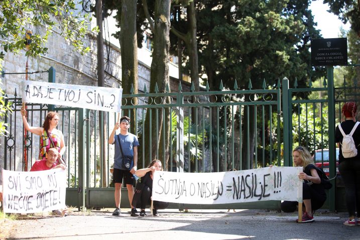 Prosvjedi građana ispred Doma u Puli nakon ljetošnjih strašnih slučajeva zlostavljanja djece / Foto Nel PAVLETIĆ/PIXSELL
