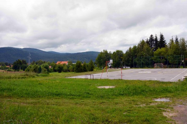 Budući vrtić bit će smješten na prostoru uz ravnogorsku osnovnu školu / Snimio Marinko KRMPOTIĆ