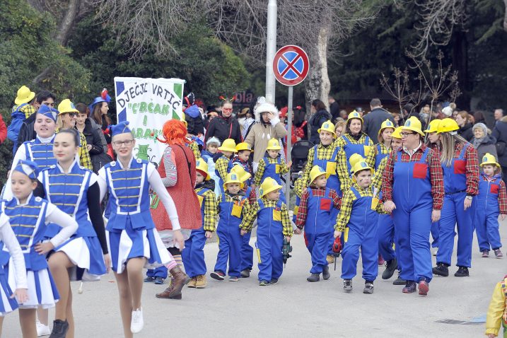 Očekuje se više od tisuću maškarica u Dječjoj povorci / Snimio Vedran KARUZA