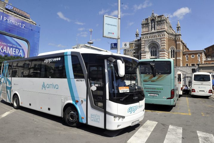 Često ni autobusi ne mogu do perona / Snimio Roni BRMALJ