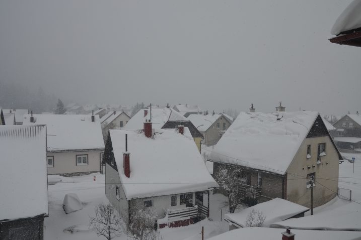 Jučerašnjih pola metra snijega svakako je utjecalo na to da Gorani ostaju kod kuće i traže manje propusnica / Snimio  Marinko KRMPOTIĆ