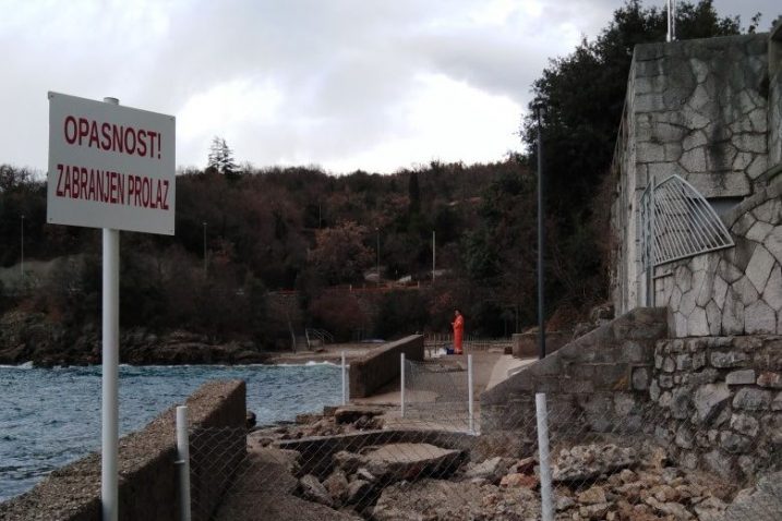 Primjerice na plaži S zavoj na Kantridi je podlokan obalni zid, a uz zid na stazi je nastala jama