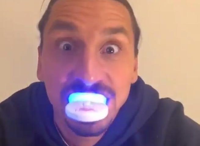 Nakon što je pokazao ispravan način korištenja aparaturice HiSmile, Ibrahimović je povikao 'Brzo i lako'