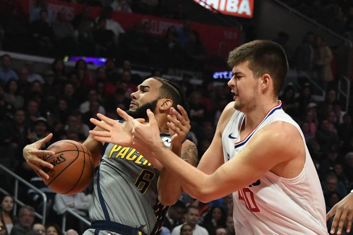Cory Joseph (Indiana) i Ivica Zubac (LA Clippers)/Foto REUTERS