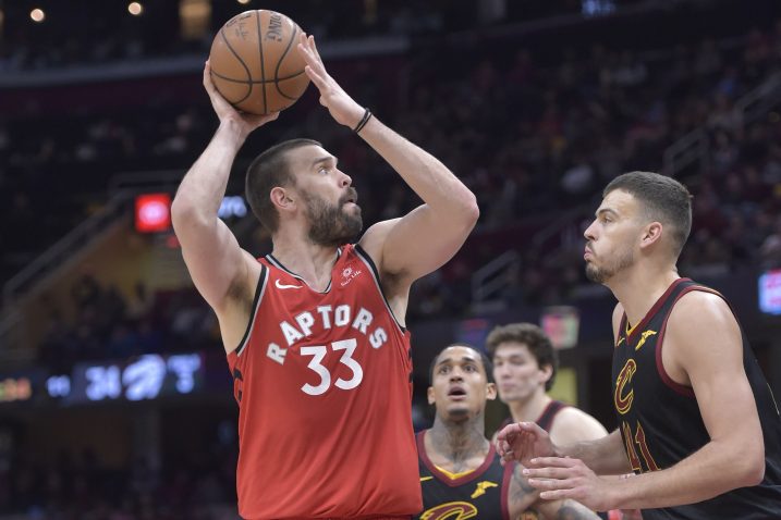 Marc Gasol (Toronto) i Ante Žižić (Cleveland)/Foto REUTERS