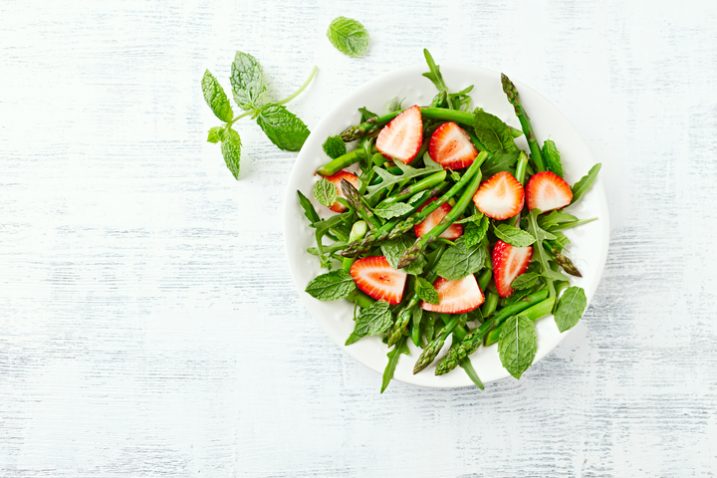 Salata od jagoda i šparoga/iStock