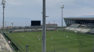 Znatiželjni navijači morali se zadovoljiti pogledom s brdašca iznad sjeverne tribine