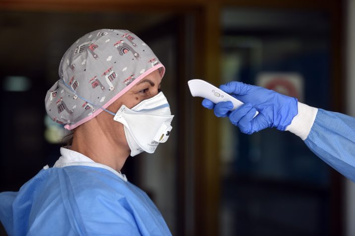 Mjerenje temperature na ulazu u bolnicu u Kninu / Foto Hrvoje Jelavic/PIXSELL