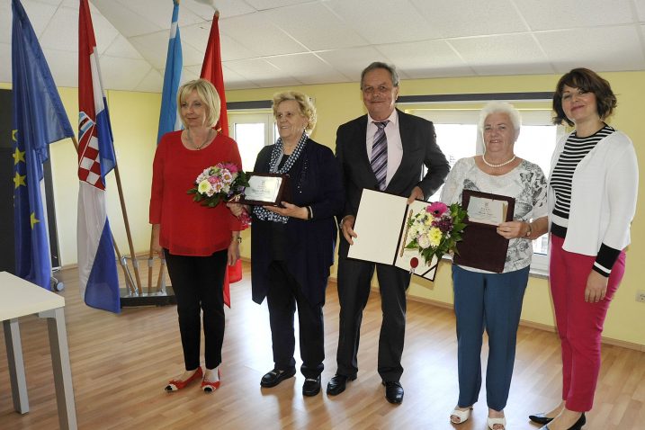 Predstavnice općinske vlasti Ksenija Žauhar i Sanja Udović s viškovskim laureatima Dionizijom Markovskom, Biserkom Kajfeš i Tomislavom Širolom / Foto: S. DRECHSLER