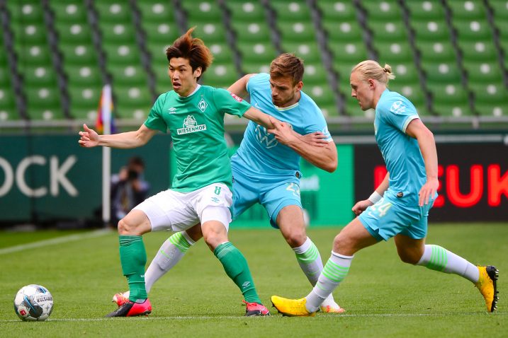 Yuya Osako (Werder) ispred Marina Pongračića i Xavera Schlagera/Foto REUTERS