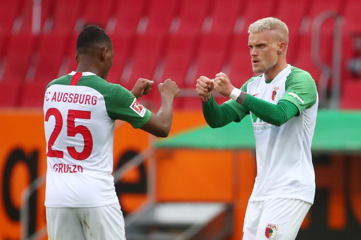 Philipp Max i Carlos Gruezo (Augsburg)/Foto REUTERS