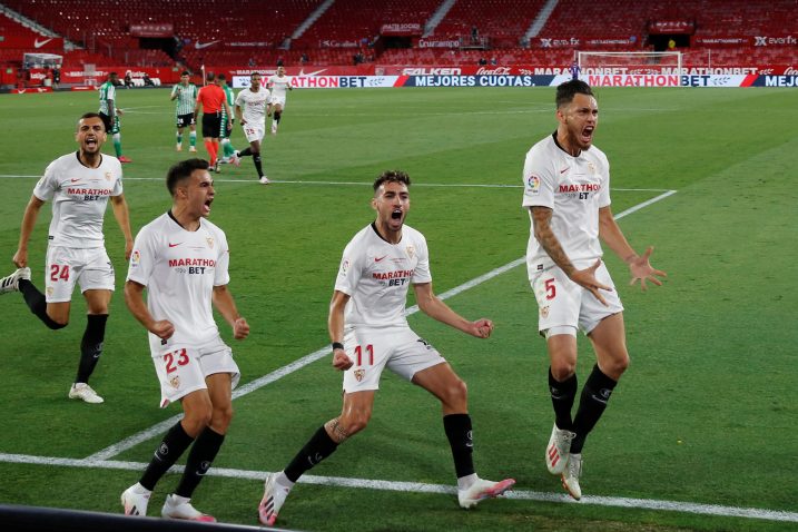 Lucas Ocampos i suigrači slave pogodak u derbiju/Foto REUTERS