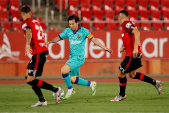 Leo Messi između Marija Budimira i suigrača iz Mallorce/Foto REUTERS