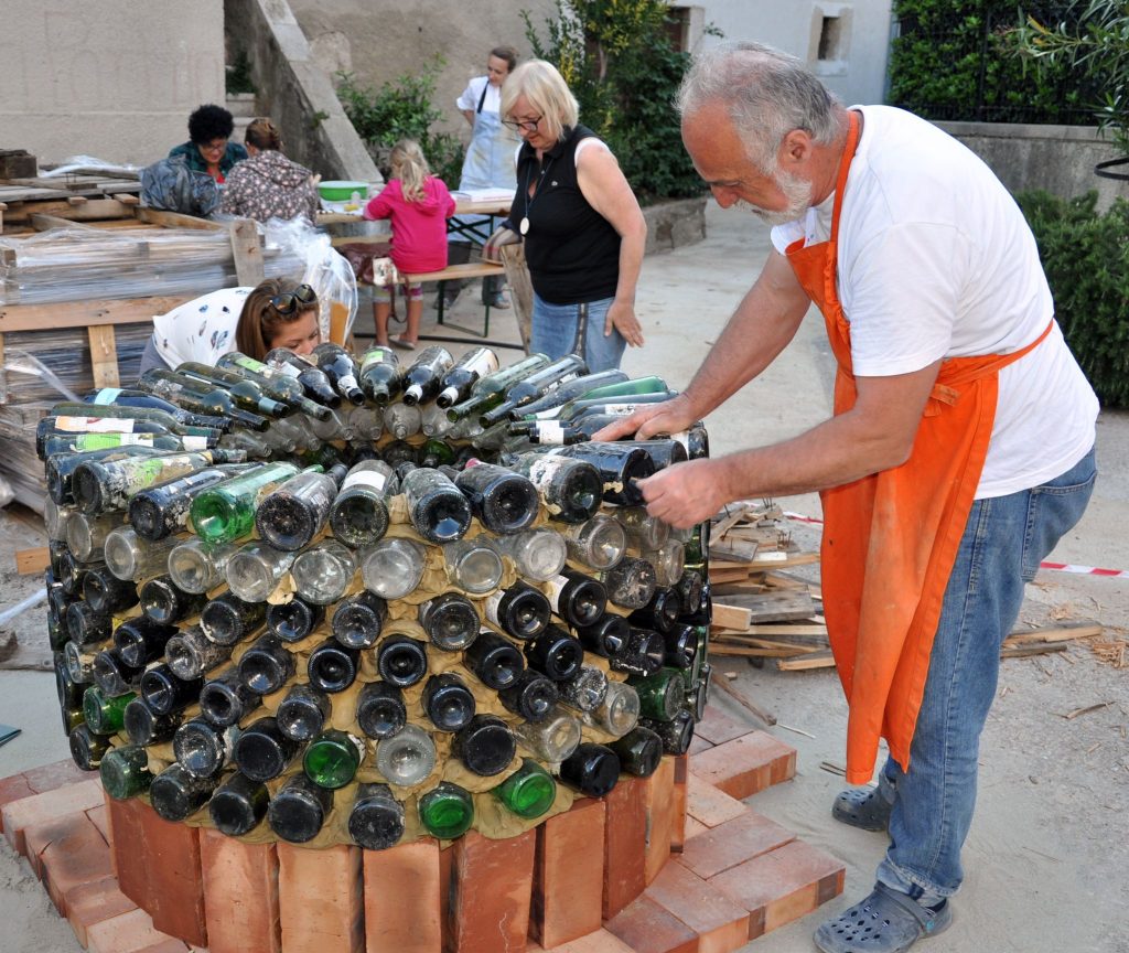 Riječki umjetnik Boris Roce Krčankama je pomogao u izradi jednokratne peći za keramiku od otpadnih boca / Snimio M. TRINAJSTIĆ