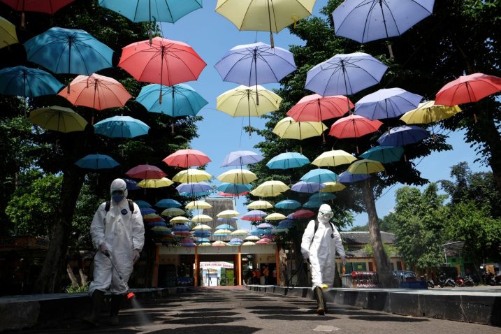 Dezinfekcija prostora u Indoneziji / Reuters