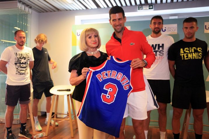 Biserka Petrović uručila je Novaku Đokoviću dres pokojnog Dražena/Foto PIXSELL