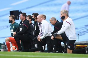 Trener Burnleyja Sean Dyche i njegov stručni stožer/Foto REUTERS