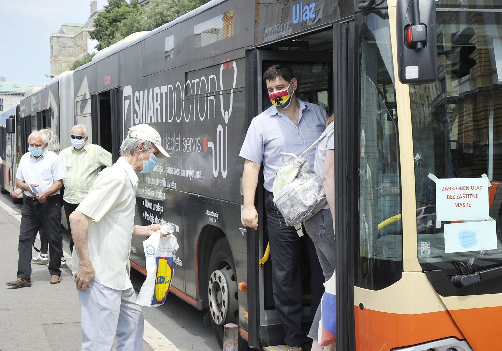 : U autobus od podnedjeljka obavezno sa zaštitnom maskicom / Snimio Sergej DRECHSLER