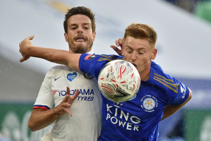 Cesar Azpilicueta (Chelsea) i Harvey Barnes (Leicester)/Foto REUTERS