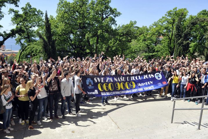 Transparentom ispred Prve hrvatske sušačke gimnazije javnost se poziva da nazove broj humanitarne akcije / Snimio Roni BRMALJ