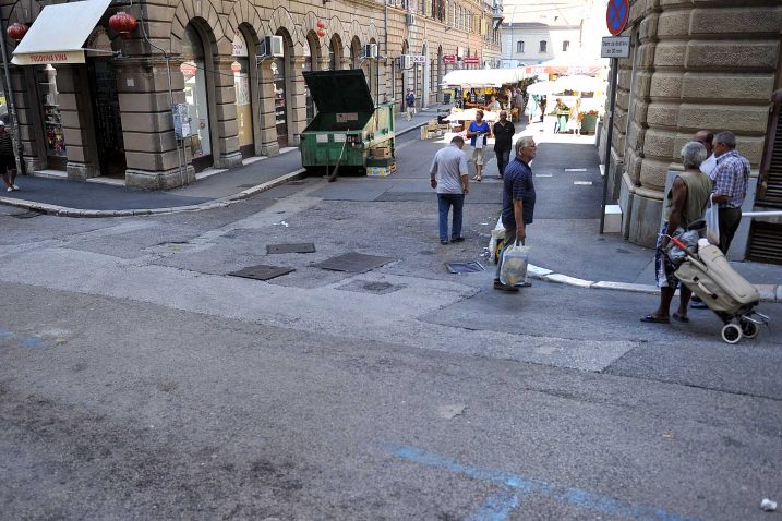 Uklonjen ulični buvljak na Brajdi / Snimio Ivica TOMIĆ