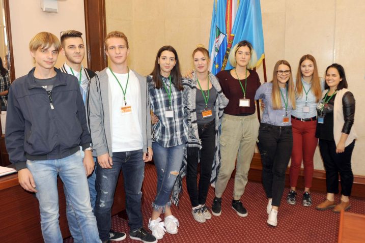 Pobjednici grupa Šatro koja je osmislila web koji bi srednjoškolci stvarali za srednjoškolce   / snimio V. KARUZA