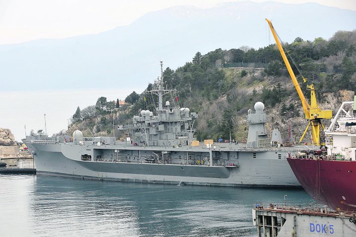 Ugovorni rok za završetak radova na »USS Mount Whitneyju« je 179 dana / snimka D. ŠKOMRLJ