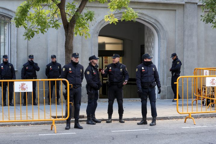 Policija pred zgradom španjolskog Vrhovnog suda gdje katalonski zastupnici svjedoče o pobuni / Reuters