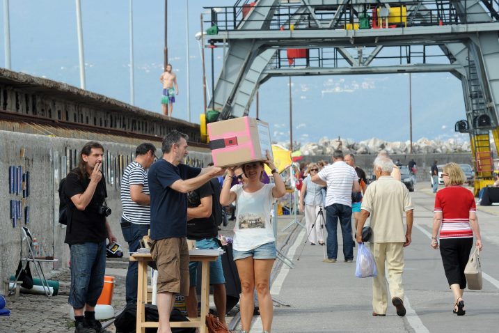 Izložba na otvorenom Idealan dan za šetnju Svatko je mogao pronaći nešto po svom ukusu Slatke delicije Demetrin zeleni kutak Slane delicije Uređivanje štanda Pogled iz zrcala / Foto S. JEŽINA