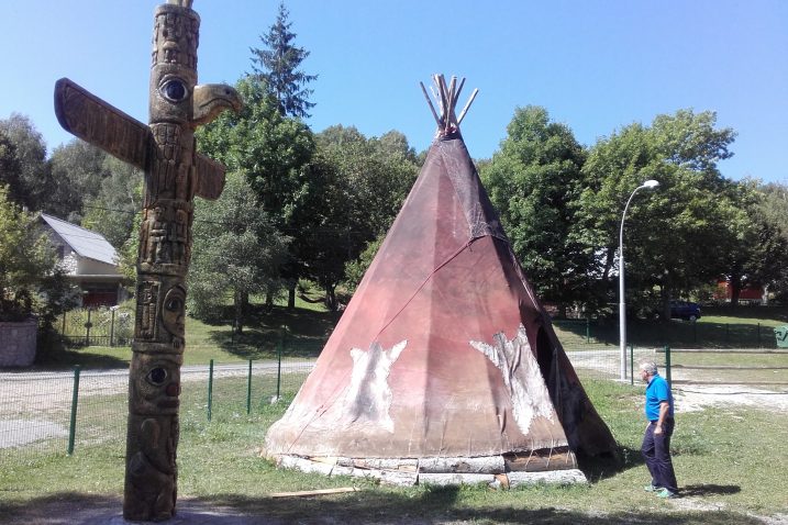 Tri šatora, odnosno wigwama i totem dočekat će turiste / Snimio Anto RAVLIĆ