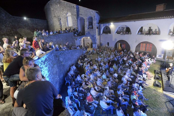 Brojna publika na završnici u Frankopanskom kaštelu Grada Grobnika / Snimio Vedran KARUZA