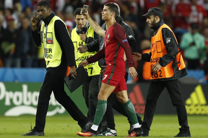 Obožavatelj pokušao snimiti selfie s Ronaldom / Foto Reuters