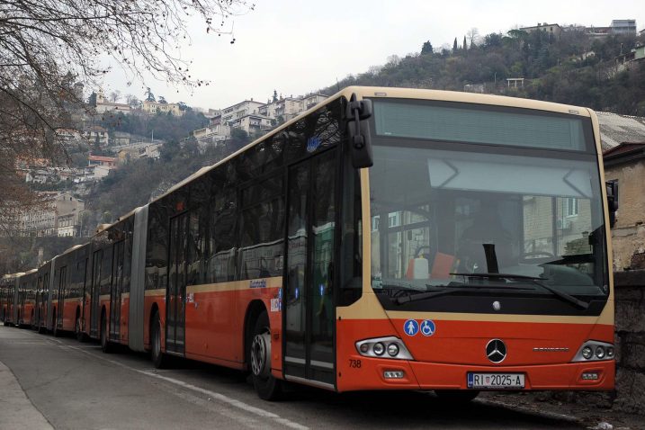 Novi Mercedesi tipa Conecto G, s dizelskim motorima, već su u prometu riječkim ulicama / Foto Roni BRMALJ