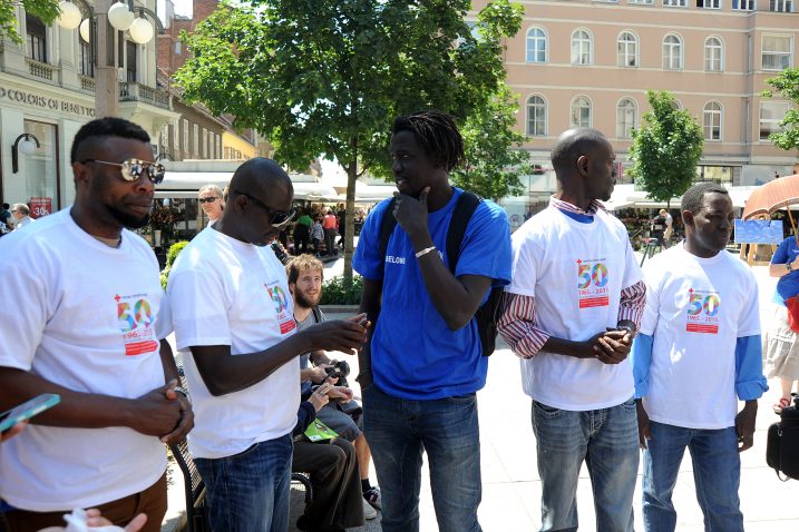 Tražitelji azila, većinom iz afričkih zemalja, sudjelovali su u   programu na Cvjetnom trgu  / Snimio Denis LOVROVIĆ
