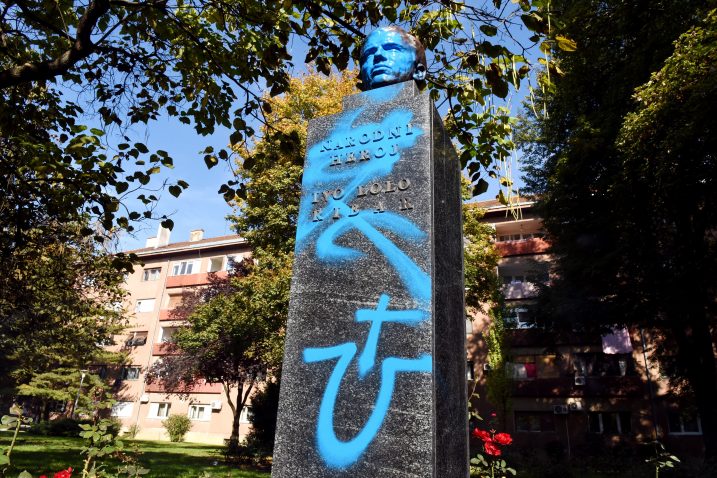 U dva navrata, bista je bila uništena grafiterskim sprejem