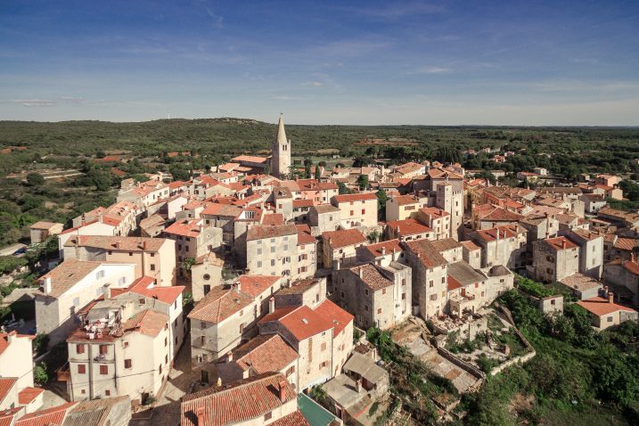 Bale - mjesto ugodnog življenja za svih 1200 stanovnika: prekrasni krajobrazi, pravila arhitekture koja se poštuju, odlična pozicija nadomak Rovinja