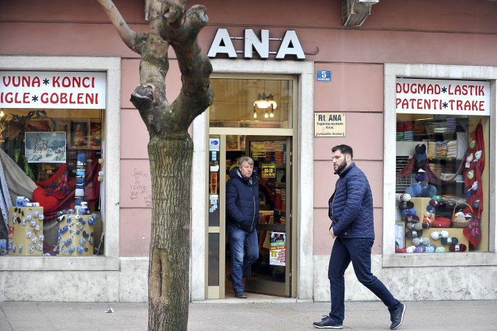 Trgovina pozamanterije i kućnih potrepština koja je promijenila ime, ali desetljećima nije promijenila izgled / Foto Vedran KARUZA