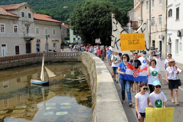 Stotinjak građana Bakra svih generacija sudjelovalo u prosvjedu protiv zagađivača / Foto: Marko Gracin
