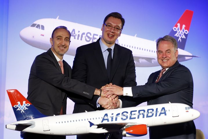 Direktor uprave Air Serbia Dane Kondić, premijer Srbije Aleksandar Vučić, direktor uprave Etihad Airwaysa James Hogan / Reuters