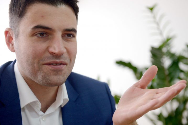 Prošlu godinu zemlju je napustila cijela jedna Koprivnica i cijeli Križevci. U ovom trenutku imamo 10.000 radnika koji ne primaju plaću, stotine tisuća koji ne rade ili rade za minimalac. Oni svojoj djeci ne mogu osigurati dostojno školovanje - Davor Bernardić / Snimio Denis LOVROVIĆ / Nl arhiva