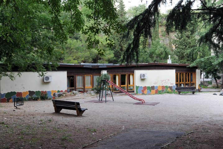 Djeca iz vrtića izlaze direktno u neograđeni park, a u blizini se nalaze i ceste / Foto D. ŠKOMRLJ