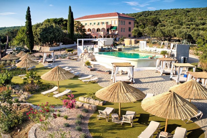 Hotel Kanajt ovog je ljeta dobio veliki bazen s grijanom morskom vodom  / Snimio Mladen TRINAJSTIĆ