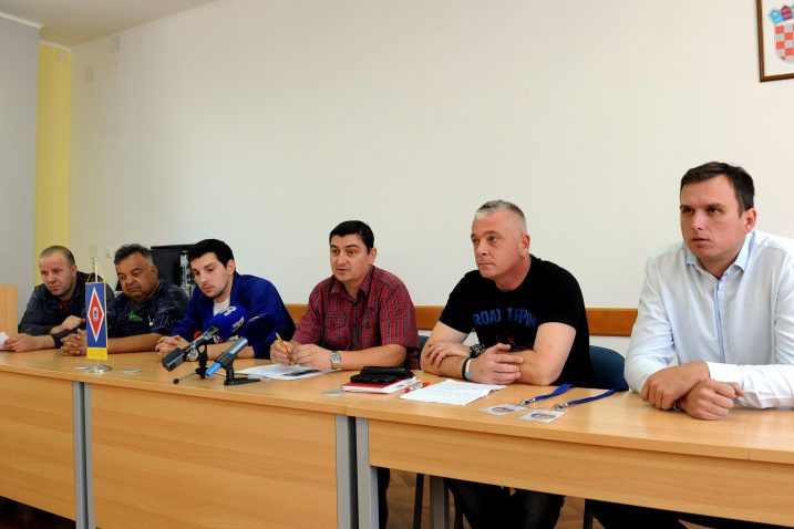 Pokretači humanitarne akcije »Pomozimo obitelji Šimić« i sindikalci »3. maja« na presici / Foto S. JEŽINA