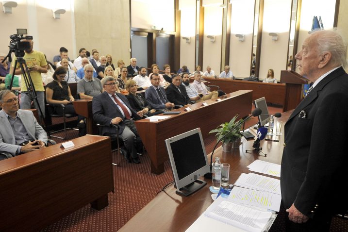 Predavanje Budimira Lončara u Gradskoj vijećnici / Snimio  Roni BRMALJ