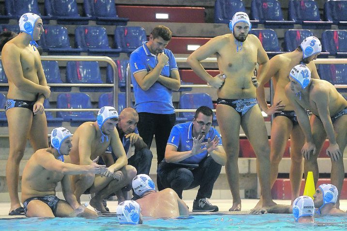 SEZONA USPONA I PADOVA – Vaterpolisti Primorja EB s trenerom Igorom Pezeljom / Snimio D. ŠKOMRLJ