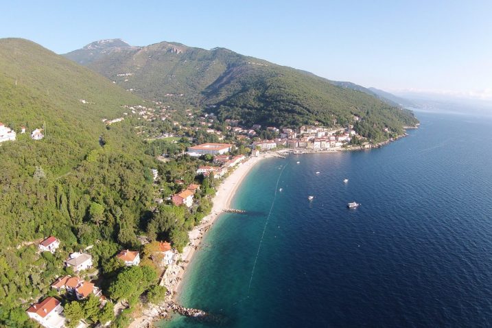 Draška plaža Sipar nudi predivan pogled i hlad u sjeni borova, piše u Business Insider