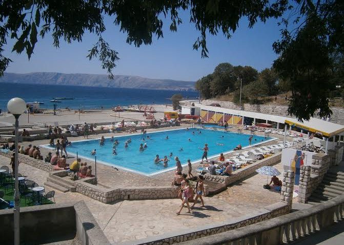 Gradska plaža u Novom Vinodolskom u ljetnom ugođaju