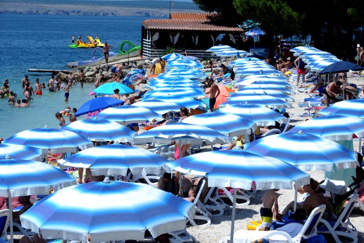 Kad bi svi jednodnevni turisti odlučili platiti ulaznicu i kupati se na glavnoj gradskoj plaži, zauzeli bi kompletnu plažu / Arhiva NL