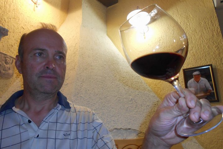 Cabernet sauvignon je u početku rubinske boje koja s godinama postaje tamnija i  neprozirnija / Foto Davor Šišović