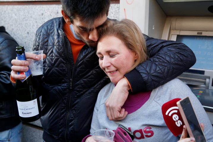 Slavlje pred poslovnicom u kojoj je kupljen dobitni listić / Reuters